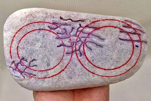 如何鉴别紫罗兰翡翠手镯，紫罗兰色翡翠手镯（美女一口价拿下的赌石）