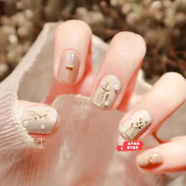 超级显白的基础款美甲，显白显嫩的美甲来一波儿~