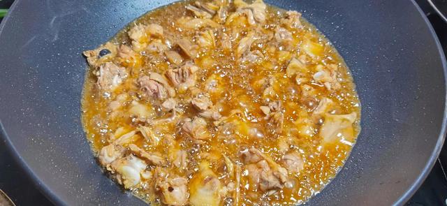 青椒鸡的做法，青椒鸡的做法 最正宗的做法视频（又香又酥是下酒的好神器）