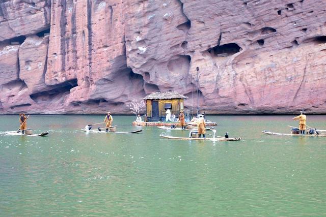 江西省龙虎山悬棺的过程，还原江西龙虎山悬崖上的“悬棺入穴”之谜