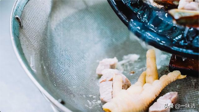 椰青怎么吃，椰子怎么吃?怎么打开?视频（香港超流行椰青炖鲍鱼汤做法）