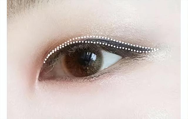 单眼皮眼线膏的画法，单眼皮怎么画眼线步骤（单眼皮眼妆的画法）