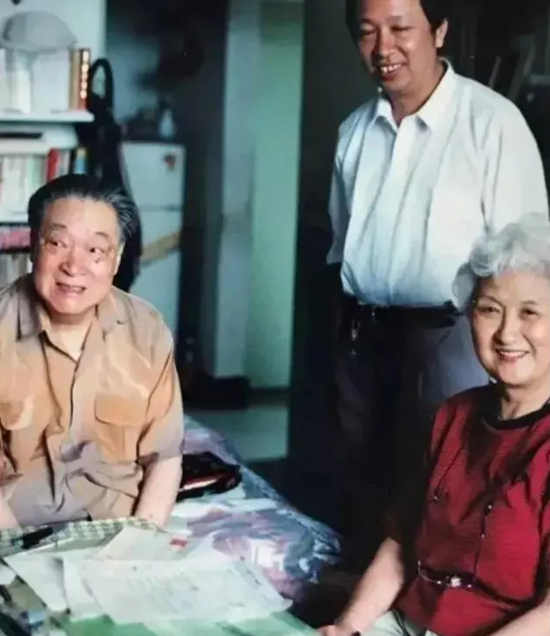 1986年,赵丹逝世不久,他与黄宗英收养的周璇次子周伟,一纸诉状将养母