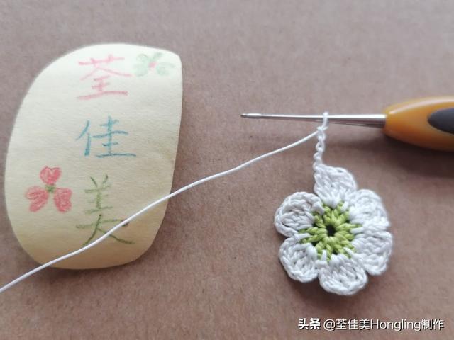 钩针编织小花朵，钩针编织花朵简单易学（新手半个小时就可以钩出来送给自己）