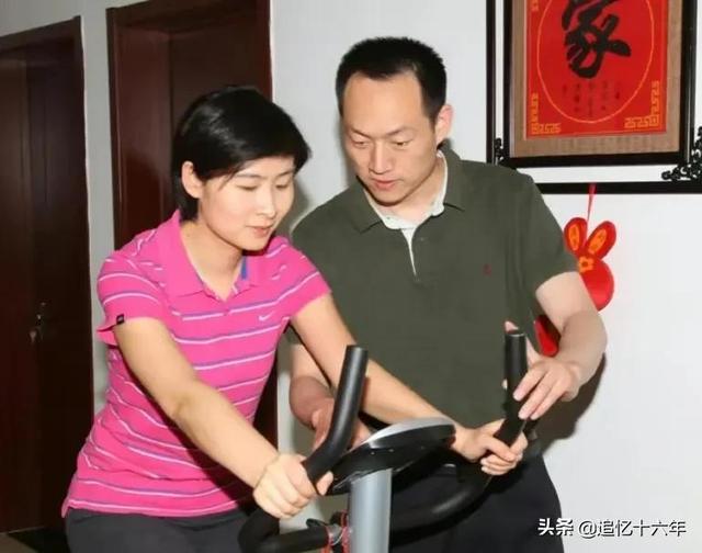 航天员刘洋大校，一张全家福曝光，丈夫才貌双全，儿女绕膝