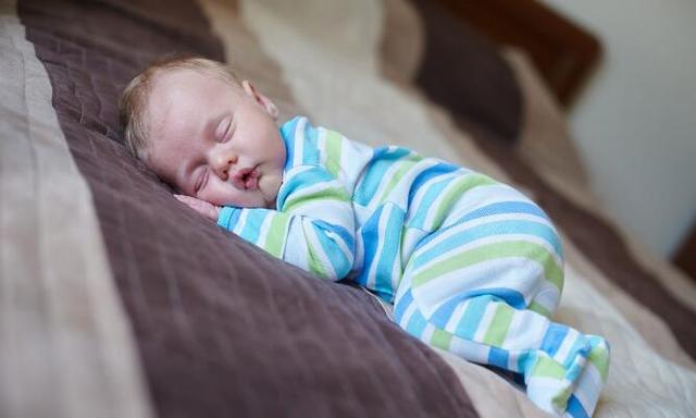 喜欢趴着睡觉的女人是什么原因，为什么喜欢趴着睡觉（如果你明白背后的原因）