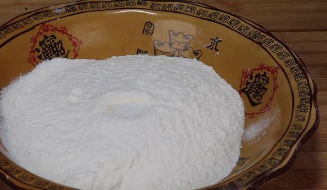 啤酒加生鸡蛋的作用，啤酒加鸡蛋有什么作用（鸡蛋里倒入一瓶啤酒）