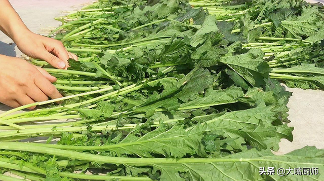 雪里蕻的吃法，雪里蕻的吃法对人身体有什么好处（晒干后比肉还香）