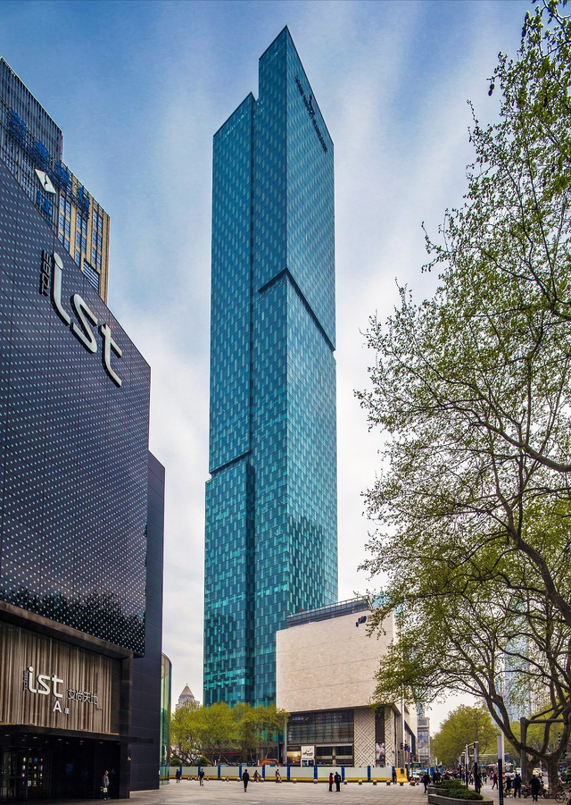 南京国际金融中心，南京cbd进展为什么慢（300米以上超高层建筑超10个——将发展成全球新兴摩天都市）