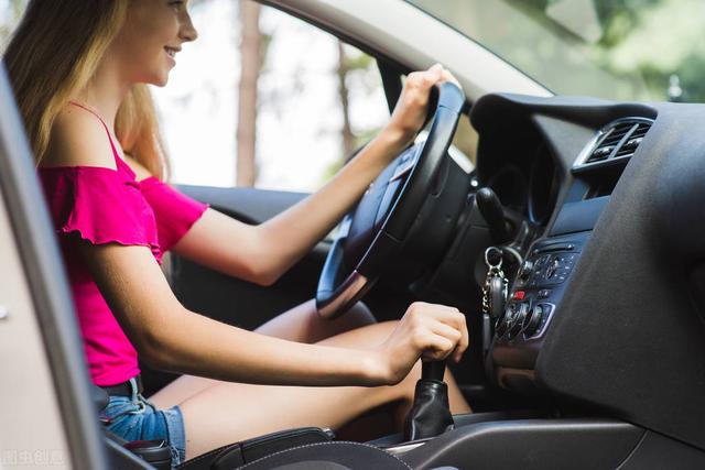 手动挡车离合加速怎么区分，手动挡汽车的离合器（记住这2个操作）