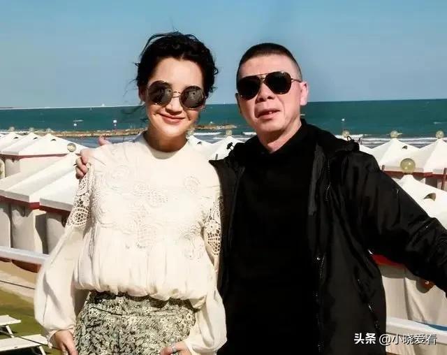 许晴最近近照曝光，穿蕾丝上衣有点撑的既视感