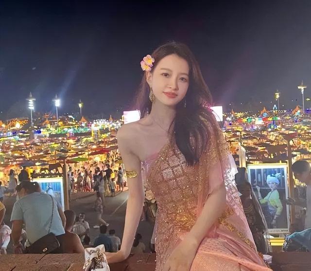 抹胸裙是怎么穿住的，抹胸裙怎么挂住的（孙怡打造“少女”穿搭）