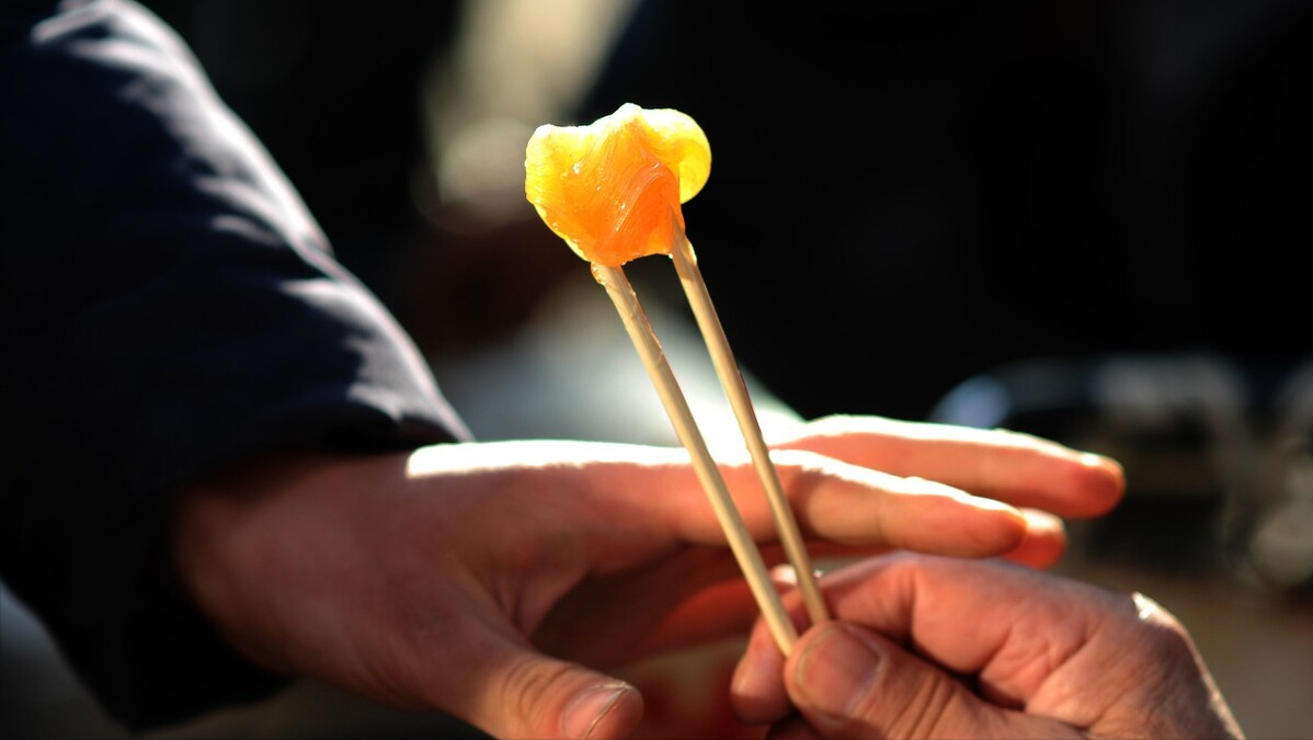 用煮熟的紅豆和紅糖做餡包包子,用小米磨的麵粉攤煎餅,可以一直吃到過