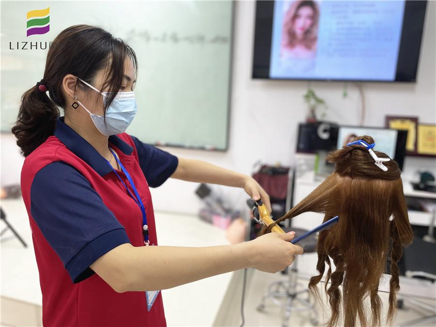 卷发棒的用法卷成内扣，新手第一次怎么使用卷发棒