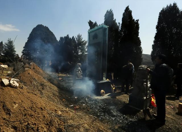 上坟有什么讲究，上坟时有什么讲究（老人说：“上坟切记3做3不做）