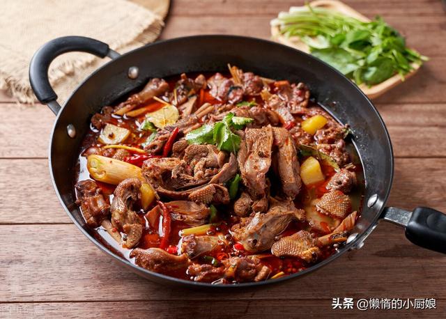 大鹅怎么炖才好吃，大鹅怎么炖好吃（铁锅“只”炖大鹅）