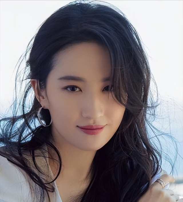 “排骨精”靠边站，丰腴美人才是真绝色，这10位女星美炸了