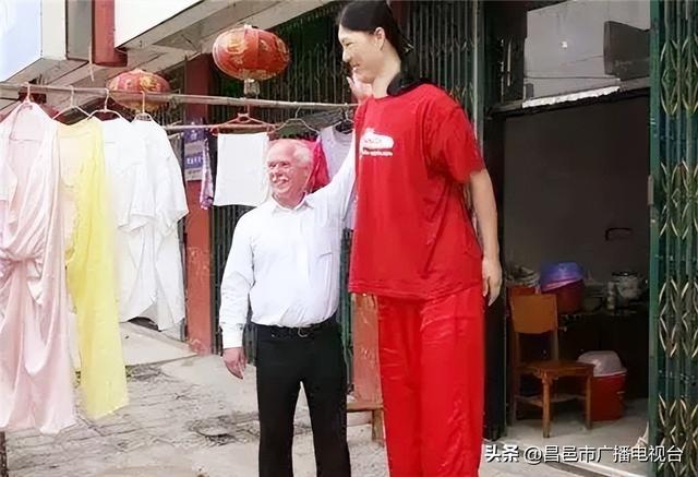 女巨人的真实身份，进击的巨人中九大巨人真实身份（女巨人曾金莲：高2.48米）