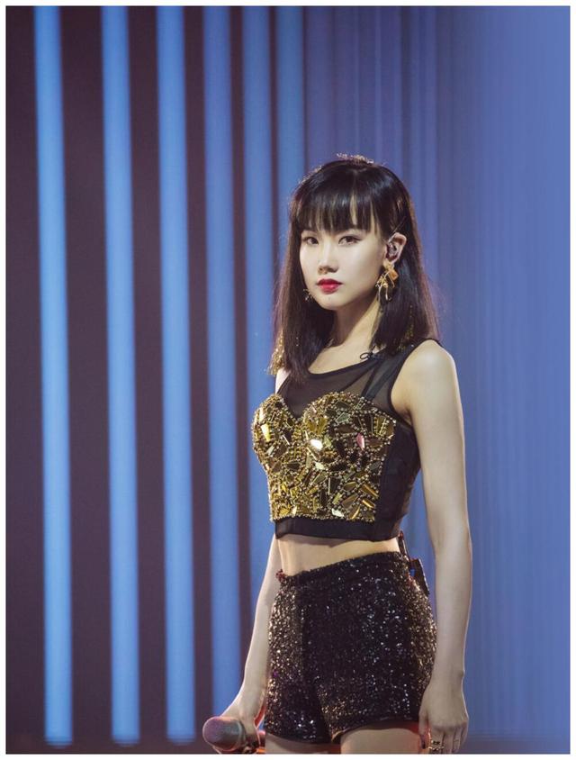 乌龙闯情关主题曲，抖音最火100首歌曲（歌红人不红的9位歌手）