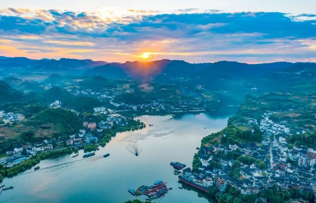 湘西终于开通高铁了，“湘西最美高铁”即将通车