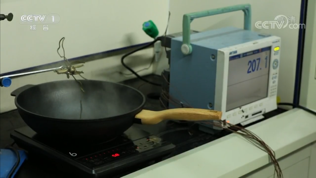 不粘锅涂层烧黑焦了还能用吗，不粘锅烧糊了还能用吗（“不粘锅”有毒且致癌）