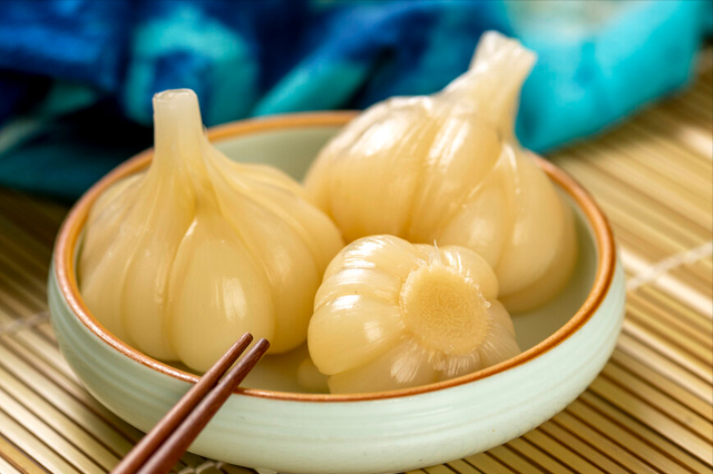白酒泡大蒜有什么功效，白酒泡大蒜有什么作用（切忌直接放调料）