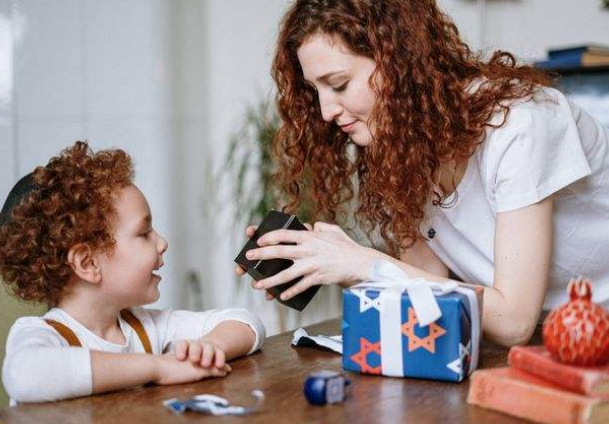 小孩子上学不专心怎么办，孩子上学好动不专心听课应该怎么办（家长该怎么做才好）