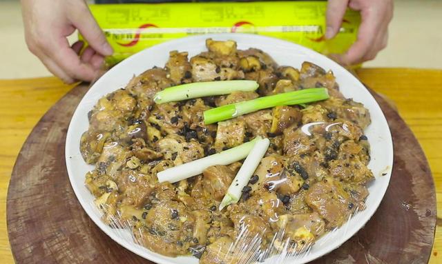 猪排骨怎样做好吃，排骨的正确做法最简单的（香到骨头里）