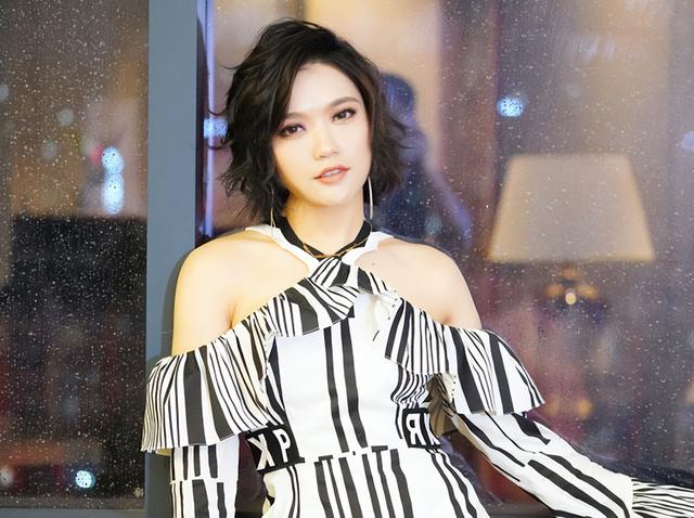 乌龙闯情关主题曲，抖音最火100首歌曲（歌红人不红的9位歌手）