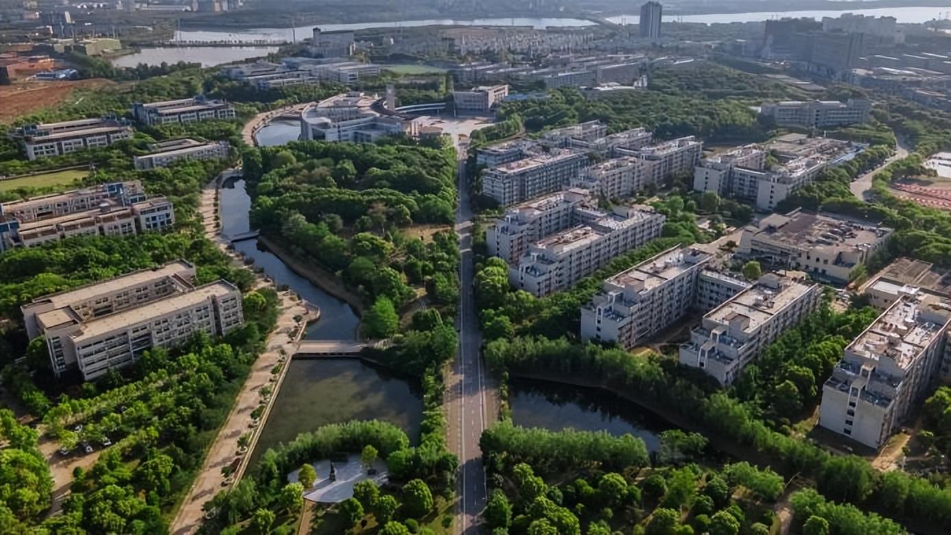 湖北省经济管理干部学院（林深处）