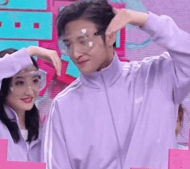 北美大灰狼是什么梗，北美灰狼为什么这么大（嘟嘴索吻、牵手搂抱、时刻黏在一起）