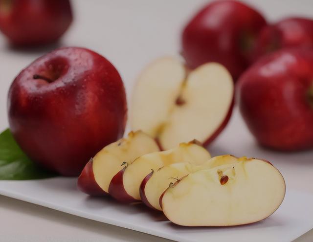 半夜吃苹果会胖吗，凌晨一点吃苹果会胖吗（什么时候吃苹果比较好）