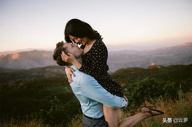 八个情侣经典POSE，全网最好听的四对情侣（情侣拍照的80个姿势）