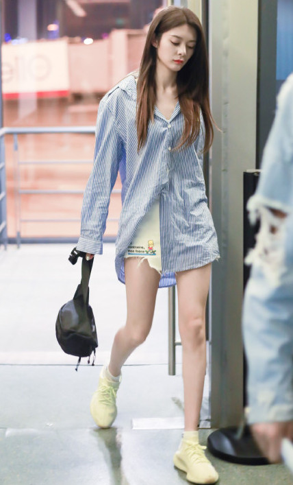 橘红色配什么颜色好看，橘红色搭配大全（橘红色+黑色紧身裤也能如此时尚）