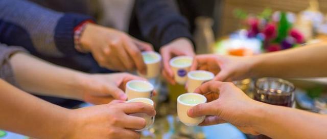 白酒和啤酒一起喝有什么危害，喝完白酒换啤酒的害处（记住这3点）