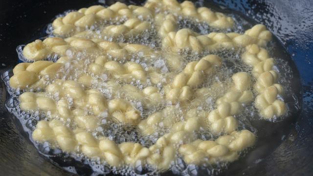 年夜饭怎么做炸货，过年吃的炸货（8道过年必备炸货）