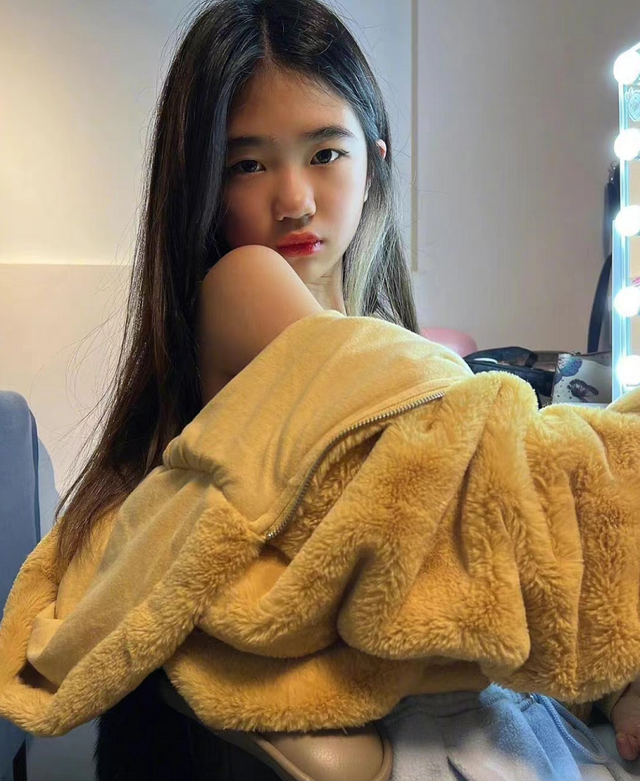 明星父女颜值对比黄多多，邱淑贞女儿大长腿
