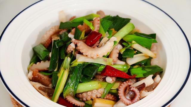 炸虾片是热油还是冷油下锅，炸虾片用热油还是凉油（还是冷锅倒油）