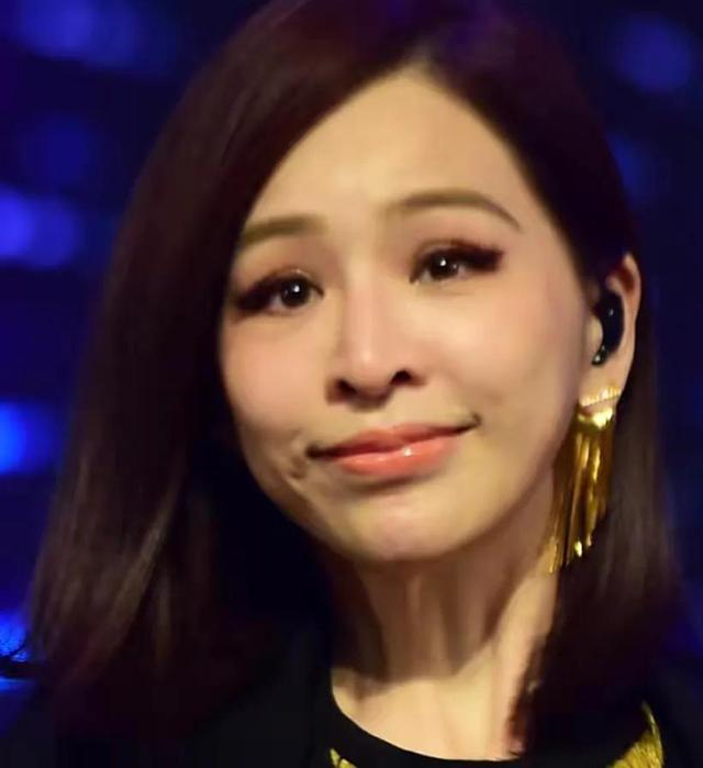 40岁王心凌再次走红，人红是非多，早年整容照被扒出