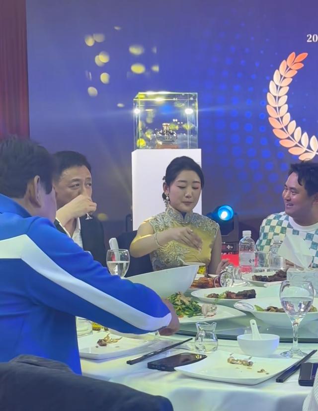 朱时茂春晚最新消息，与旗袍美女饮酒红光满面