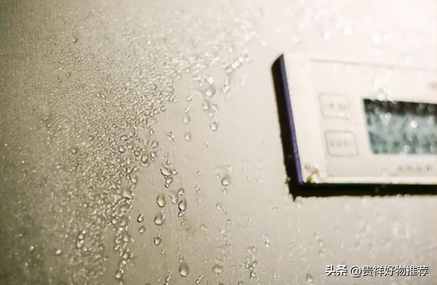 冰箱冷藏室有水珠怎么回事（冰箱冷冻室门外有水珠）