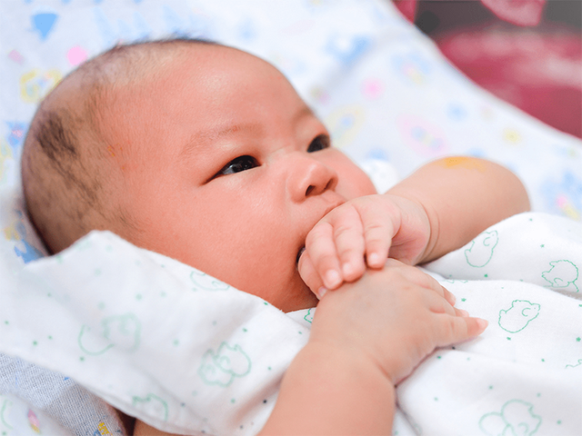 新生儿吃奶时间长，新生儿吃奶时间长是怎么回事（母乳妈妈如何应对婴儿猛长期）