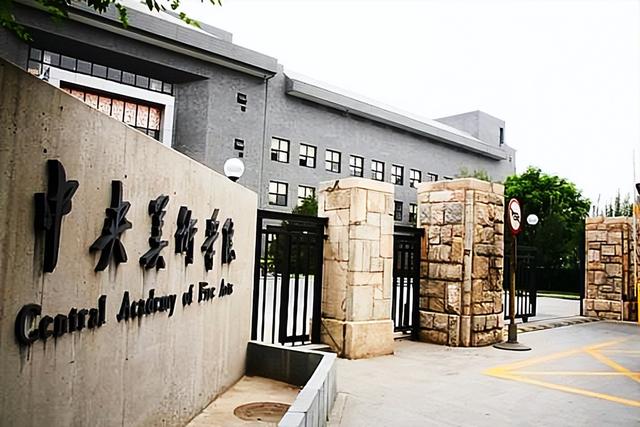 大连艺术学院怎么样，大连艺术学院宿舍（只要一对照就知道该不该选）