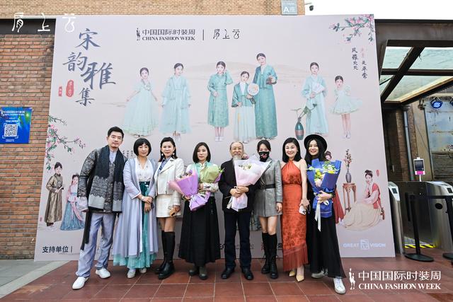 肩上的云歌词，肩上云系列在2023秋冬中国国际时装首秀