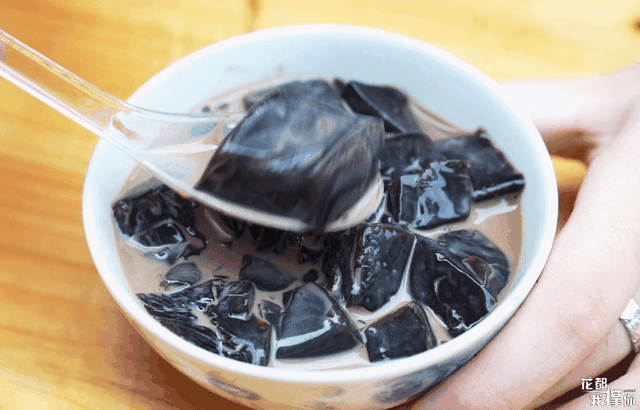 湿气重的人吃龟苓膏会怎么样，湿气重的人能吃龟苓膏（这天气就该来碗龟苓膏）