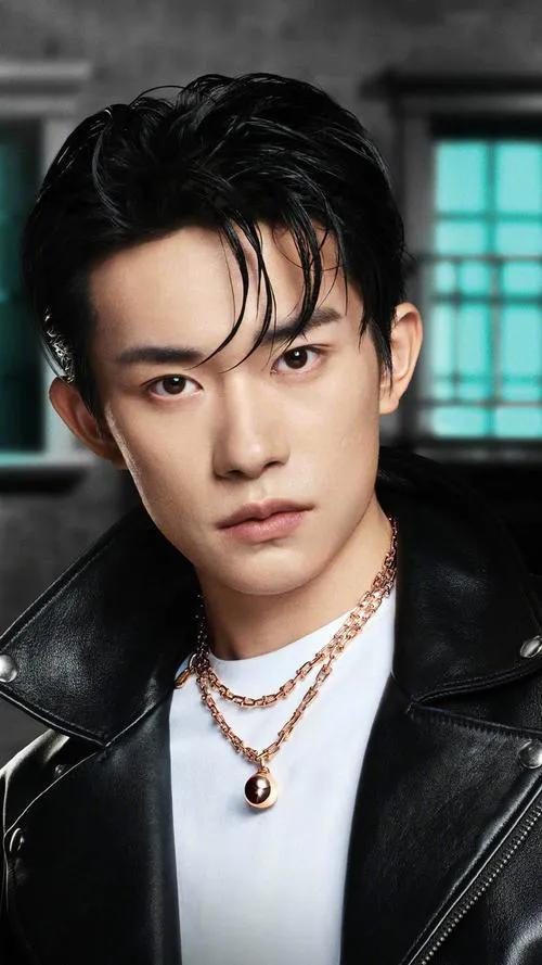 易烊千玺的真实年龄，易烊千玺14岁到17岁外貌变化（“谦逊低调”的易烊千玺）