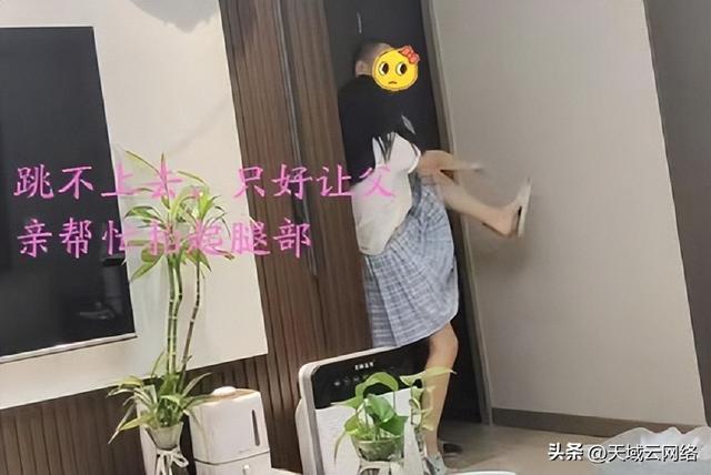 李嘉欣与儿子共浴照，李嘉欣穿白衣搂住儿子拍照（知名女星李嘉欣与儿子共浴）