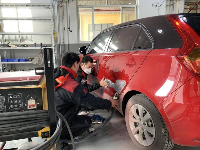 全车喷漆多少钱，清漆价格是多少（15W左右的汽车被剐蹭）
