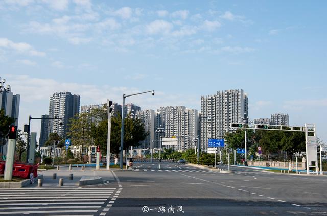 城市套路深的幽默句子，男女幽默聊天的对话（距离市中心超过40公里）