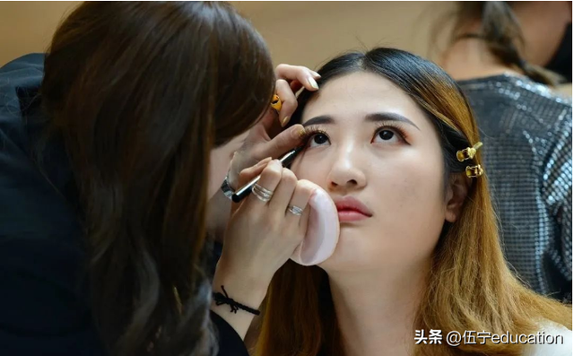 化妆师培训要多久需要考证吗，化妆师培训要多久（化妆师证在哪里报名）